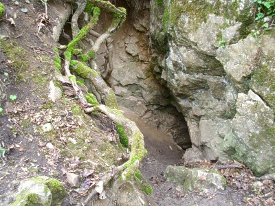 Mlina jeskyn - vchod skluzavkou do spousty blta