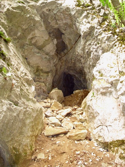 Portl jeskyn . 1231 s navrenmi kameny