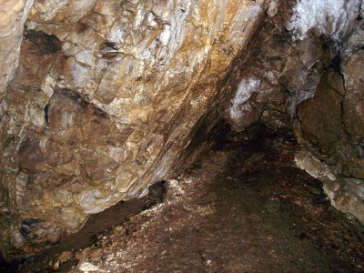 Mlina jeskyn - balvanit dm pod vstupn skluzavkou
